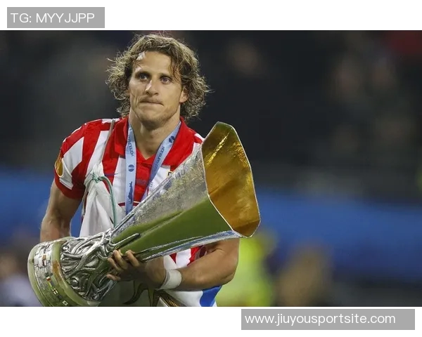 登贝莱荣归故里为家乡埃夫勒捧回金球奖杯引发热烈庆祝